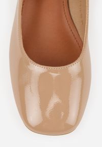 Renee - Ciemnobeżowe Czółenka o Lakierowanym Połysku na Niskim Obcasie z Paskiem i Klamerką Karzina. Okazja: do pracy. Zapięcie: pasek. Kolor: beżowy. Materiał: lakier. Obcas: na obcasie. Styl: elegancki. Wysokość obcasa: niski #2