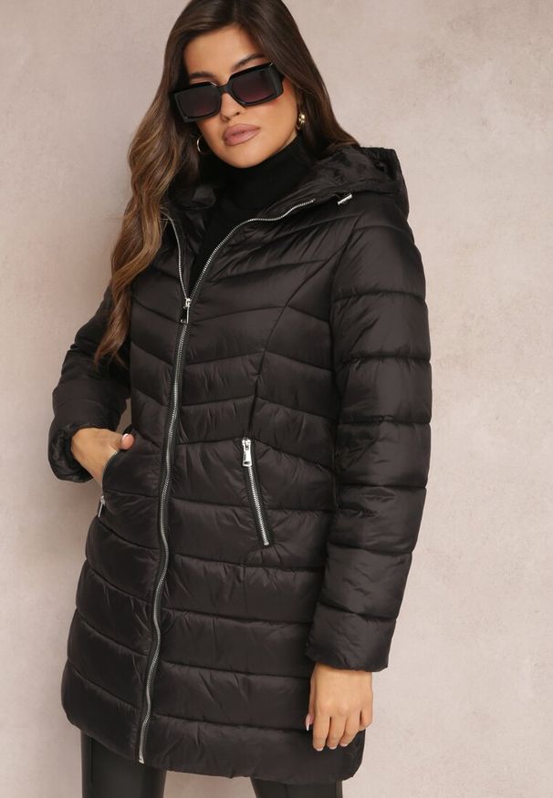 Renee - Czarna Długa Kurtka z Zasuwanymi Kieszonkami i Kapturem Chetrisa. Kolor: czarny. Długość: długie