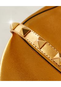 VALENTINO - Złote wiązane sandały Rockstud. Zapięcie: pasek. Kolor: złoty. Wzór: paski. Styl: boho #7