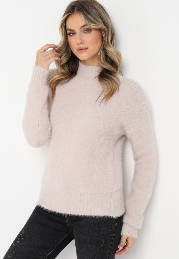Born2be - Beżowy Sweter z Półgolfem i Dłuższym Włosiem Evassem. Kolor: beżowy. Materiał: dzianina. Długość rękawa: długi rękaw. Długość: długie