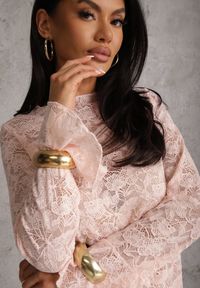 Renee - Różowa Bluzka z Koronki Ozdobiona Rozkloszowanymi Rękawami i Falbanką na Dole Sanovia. Okazja: na co dzień. Kolor: różowy. Materiał: koronka. Wzór: aplikacja, koronka. Styl: casual, elegancki #3