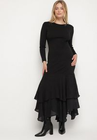 Born2be - Czarna Sukienka z Wiskozą o Dopasowanym Kroju z Falbanami u Dołu Vebmara. Okazja: na randkę. Kolor: czarny. Materiał: wiskoza. Typ sukienki: dopasowane. Styl: elegancki