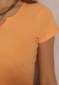 Renee - Pomarańczowy T-shirt Amarhyse. Okazja: na co dzień. Kolor: pomarańczowy. Materiał: bawełna, materiał. Długość rękawa: krótki rękaw. Długość: krótkie. Wzór: aplikacja. Styl: casual #3
