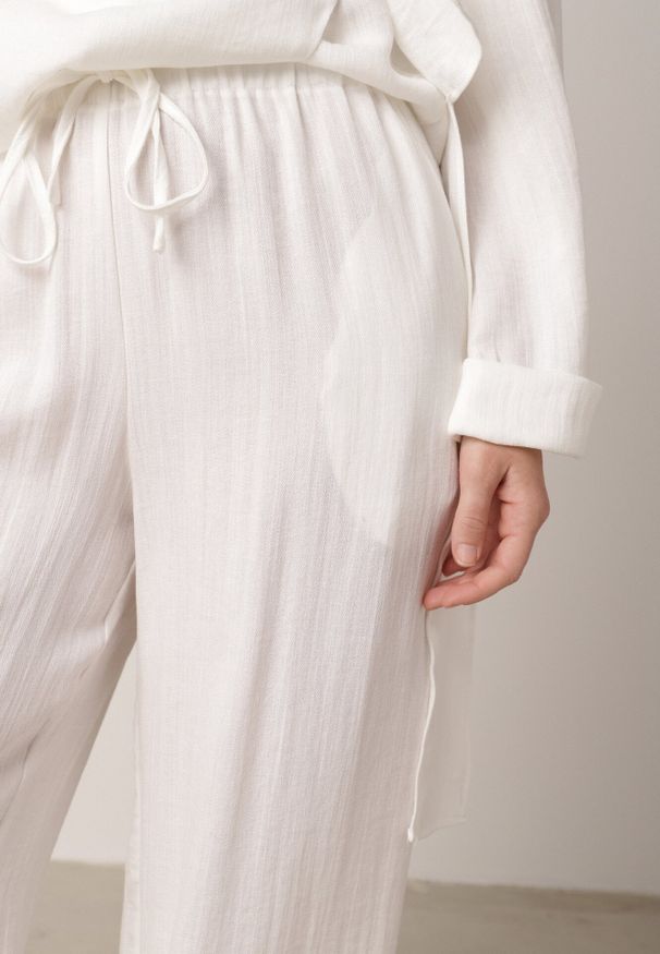 Born2be - Białe Wiskozowe Spodnie z Szeroką Nogawką i Wiązaniem w Talii Terisanna. Okazja: na co dzień. Kolor: biały. Materiał: wiskoza. Styl: casual, elegancki, klasyczny