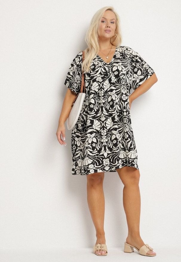 Born2be - Czarna Pudełkowa Sukienka z Wiskozy w Kwiaty z Guzikami Liramiree. Okazja: na spacer, na imprezę, na co dzień. Kolor: czarny. Materiał: wiskoza. Wzór: kwiaty. Typ sukienki: proste. Styl: elegancki, casual, klasyczny