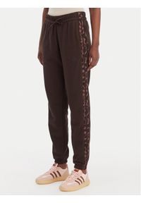 Adidas - adidas Spodnie dresowe Seasonal Essentials Leopard Print KA4720 Brązowy Regular Fit. Kolor: brązowy. Materiał: bawełna. Wzór: nadruk #1