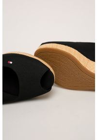 TOMMY HILFIGER - Tommy Hilfiger sandały damskie kolor czarny na koturnie. Nosek buta: okrągły. Zapięcie: klamry. Kolor: czarny. Obcas: na koturnie #4
