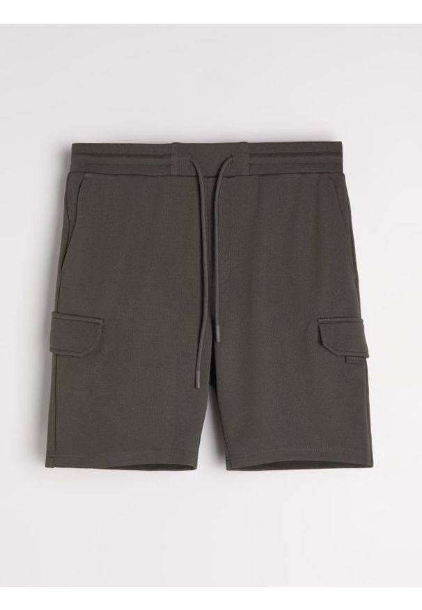 Sinsay - Szorty slim cargo - zielony. Kolor: zielony