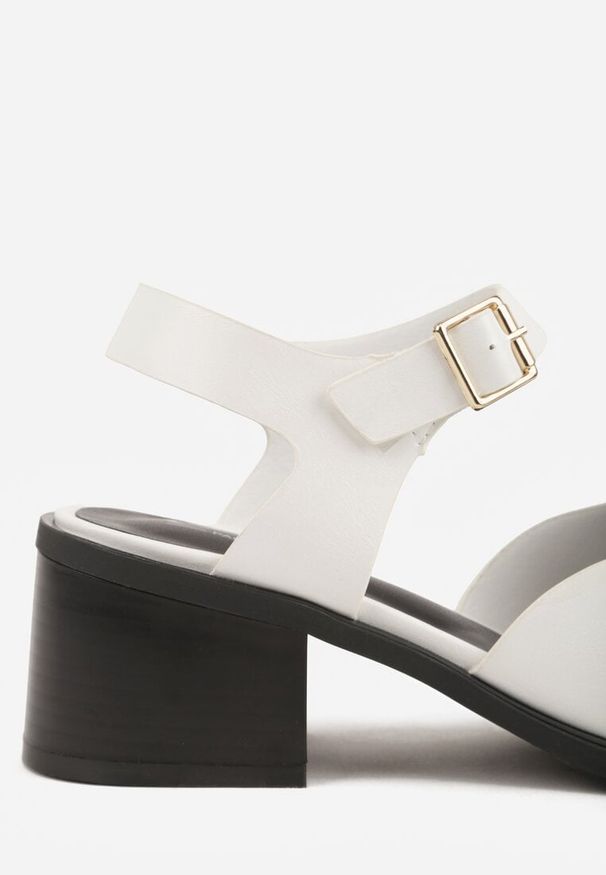 Renee - Białe Sandały na Słupku z Geometryczną Cholewką Aiganele. Zapięcie: sprzączka. Kolor: biały. Materiał: jeans. Wzór: geometria. Obcas: na słupku. Styl: klasyczny. Wysokość obcasa: średni