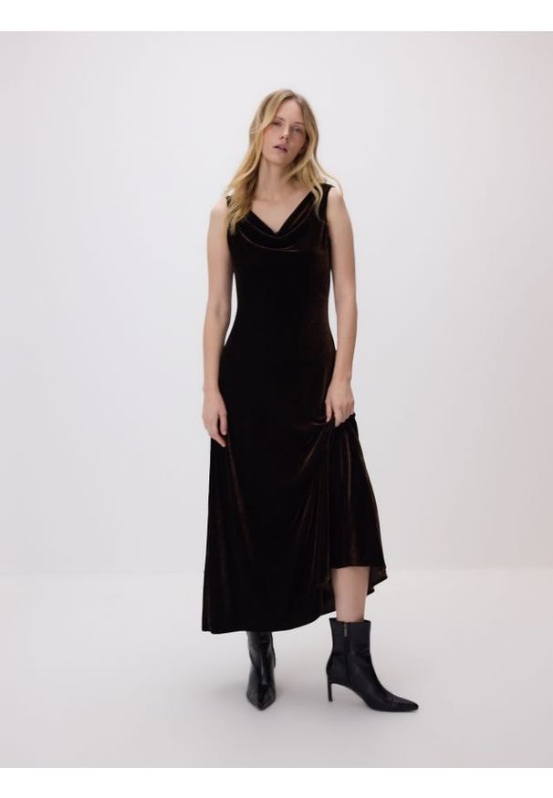 Reserved - Welurowa sukienka - ciemnobrązowy. Kolor: brązowy. Materiał: welur