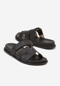 Born2be - Czarne Klapki z Geometrycznymi Paskami i Zapięciem na Rzep Saleniria. Okazja: na co dzień. Kolor: czarny. Wzór: geometria. Styl: boho, elegancki, casual