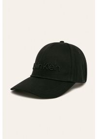 Calvin Klein - Czapka. Kolor: czarny. Materiał: tkanina, bawełna. Wzór: aplikacja #1