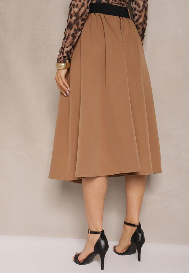 Renee - Ciemnobeżowa Spódnica Rozkloszowana z Paskiem Tenga. Kolor: beżowy