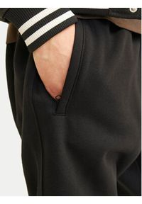 Jack & Jones - Jack&Jones Spodnie dresowe Bill Urban Edge 12263026 Czarny Relaxed Fit. Kolor: czarny. Materiał: bawełna, syntetyk