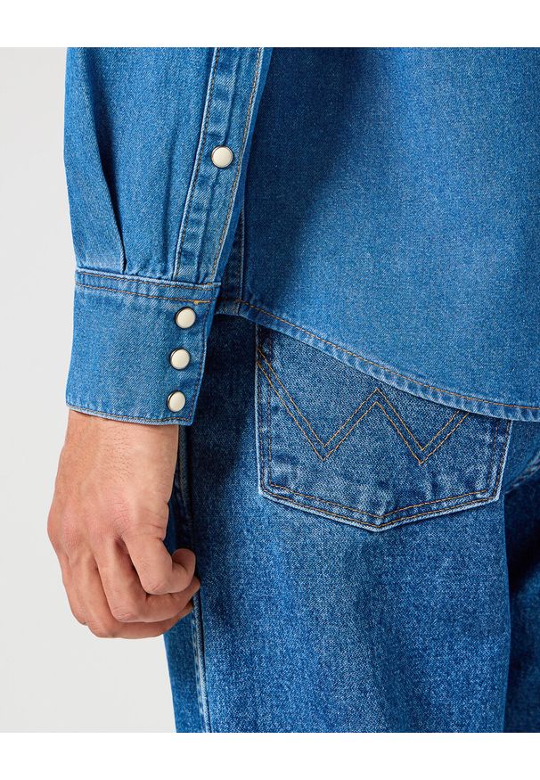 Wrangler - MĘSKA KOSZULA JEANSOWA WESTERN SHIRT MID STONE 112357215 W5B4014179. Materiał: jeans