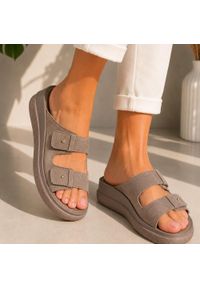 Skórzane apricot klapki damskie Vinceza 66916. Okazja: na co dzień. Materiał: skóra, zamsz. Sezon: wiosna, lato. Obcas: na platformie. Styl: wakacyjny, casual #1