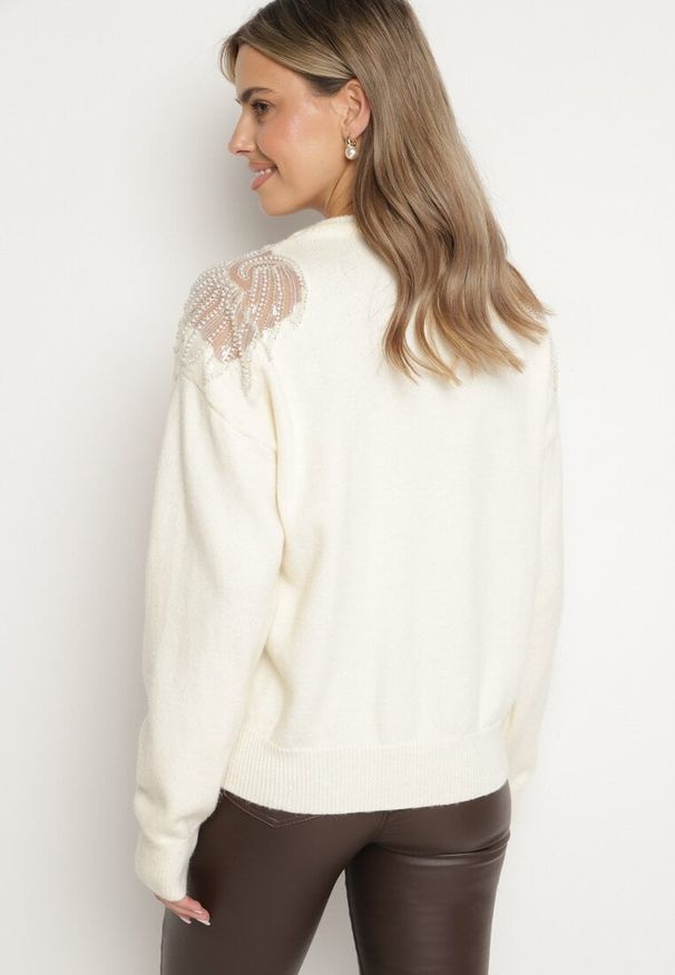 Born2be - Jasnobeżowy Sweter z Siateczkowymi Wstawkami z Cekinami Perełkami i Koralikami Evoriana. Okazja: na co dzień. Kolor: beżowy. Materiał: jeans. Styl: glamour, elegancki, casual