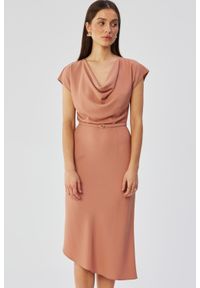 Stylove - Elegancka asymetryczna sukienka z dekoltem woda różana. Typ kołnierza: dekolt woda. Kolor: różowy. Typ sukienki: asymetryczne. Styl: elegancki