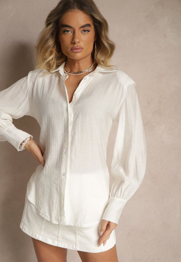 Renee - Biała Koszula z Usztywnioną Linią Ramion i Wiązaniem Meroniela. Okazja: na spotkanie biznesowe, na co dzień. Kolor: biały. Materiał: jeans. Styl: biznesowy, casual, elegancki