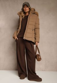 Renee - Brązowa Pikowana Kurtka o Taliowanym Kroju z Kapturem z Futerkiem Olidessa. Okazja: na spacer, na co dzień. Typ kołnierza: kaptur. Kolor: brązowy. Materiał: futro. Styl: casual #3