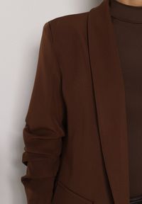 Born2be - Jasnobrązowa Niezapinana Marynarka Pudełkowa z Wiskozą z Marszczonymi Rękawami Feniravia. Okazja: do pracy, na spotkanie biznesowe. Kolor: brązowy. Materiał: wiskoza. Styl: biznesowy #4