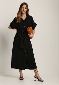 Renee - Czarna Sukienka Acsethia. Kolor: czarny. Materiał: materiał. Typ sukienki: koszulowe. Styl: retro, klasyczny. Długość: midi #1