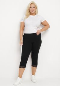 Born2be - Czarne Spodnie Bawełniane Legginsy 3/4 z Koronką Amaratna. Okazja: na co dzień. Stan: podwyższony. Kolekcja: plus size. Kolor: czarny. Materiał: bawełna, koronka. Wzór: koronka. Styl: elegancki, casual #4