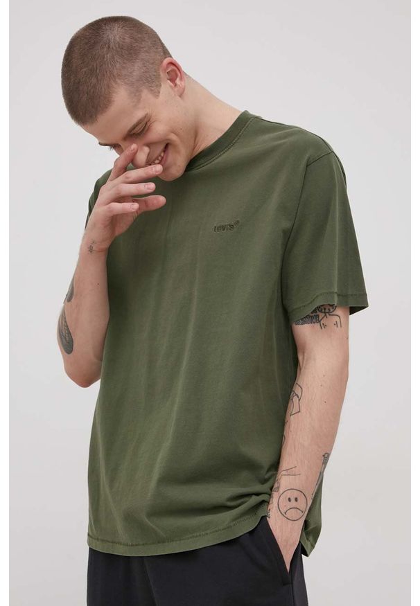 Levi's® - Levi's T-shirt bawełniany kolor zielony gładki. Okazja: na co dzień, na spotkanie biznesowe. Kolor: zielony. Materiał: bawełna. Wzór: gładki. Styl: biznesowy, casual