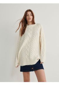 Reserved - Sweter z dekoracyjnym splotem - kremowy. Kolor: kremowy. Materiał: dzianina. Długość: długie. Wzór: ze splotem