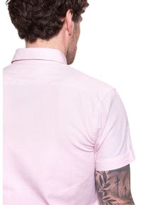 Wrangler - KOSZULA WRANGLER SS 1PKT BUTTON DOWN CAMEO PINK W5944OSY2. Typ kołnierza: button down. Materiał: materiał. Długość rękawa: krótki rękaw. Długość: krótkie