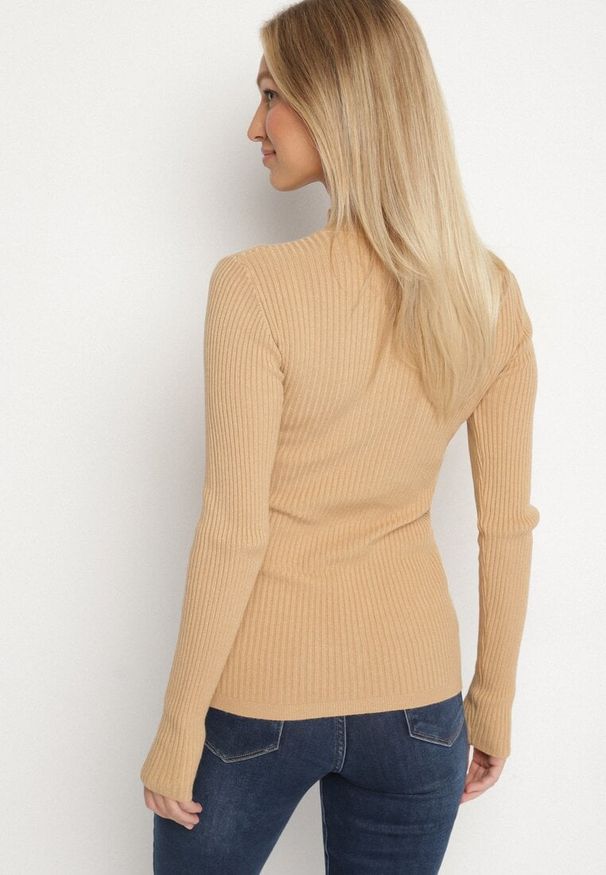 Born2be - Beżowy Golf Ozdobiony Tłoczeniem Amilta. Okazja: na co dzień. Typ kołnierza: golf. Kolor: beżowy. Materiał: jeans. Wzór: aplikacja. Styl: casual, elegancki