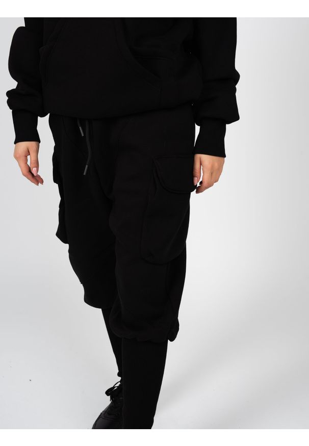 La Haine Inside Us Dresowe Jogger Style "Unisex" | LM202 | Mężczyzna | Czarny. Okazja: na co dzień. Kolor: czarny. Materiał: bawełna, poliester. Długość: długie. Wzór: jednolity. Styl: sportowy, casual