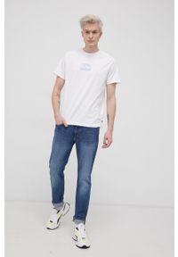 Levi's® - Levi's T-shirt bawełniany kolor biały gładki. Okazja: na spotkanie biznesowe, na co dzień. Kolor: biały. Materiał: bawełna. Wzór: gładki. Styl: biznesowy, casual #3