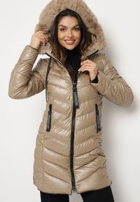 Born2be - Ciemnobeżowa Pikowana Kurtka z Kapturem i Futerkiem z Możliwością Odpięcia Elentina. Okazja: na co dzień, na spotkanie biznesowe, do pracy. Typ kołnierza: kaptur. Kolor: beżowy. Materiał: futro. Styl: biznesowy, casual #1