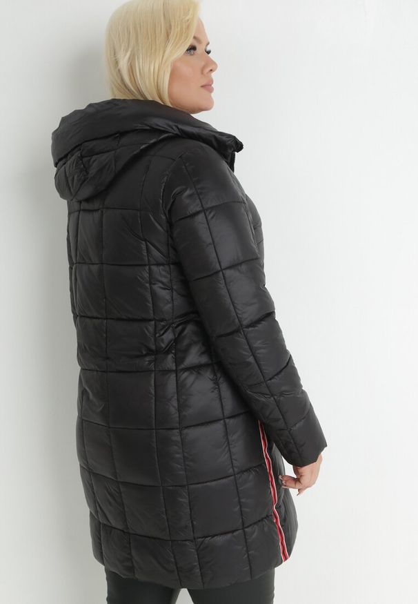 Born2be - Czarna Kurtka Pikowana Długa z Kontrastowymi Lampasami Feosa. Kolekcja: plus size. Kolor: czarny. Materiał: tkanina. Długość: długie. Wzór: aplikacja, geometria, gładki