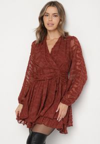 Born2be - Czerwona Siateczkowa Sukienka o Rozkloszowanym Kroju Zdobiona Tłoczeniem Zenesava. Okazja: na co dzień. Typ kołnierza: dekolt w serek. Kolor: czerwony. Materiał: poliester. Wzór: aplikacja. Sezon: lato. Typ sukienki: rozkloszowane. Styl: elegancki, casual, klasyczny #5