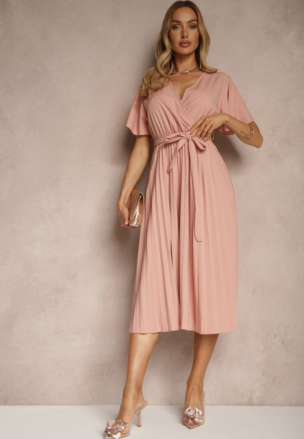 Renee - Różowa Sukienka Wiązana w Talii z Plisowaniem na Dole Dorseki. Kolor: różowy. Typ sukienki: plisowane. Styl: klasyczny, elegancki