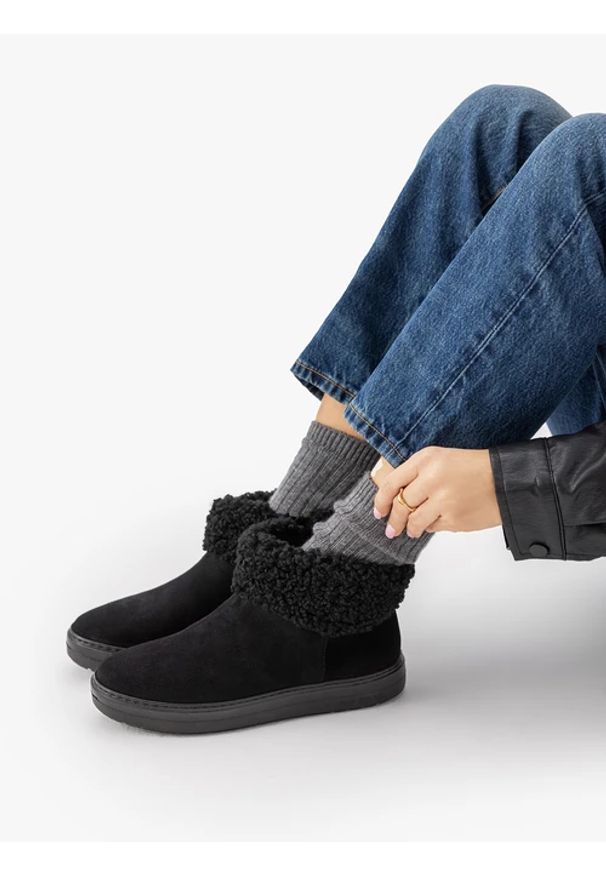 Ryłko - Czarne śniegowce z futerkiem. Zapięcie: bez zapięcia. Kolor: czarny. Materiał: skóra, welur. Szerokość cholewki: normalna. Sezon: zima. Obcas: na obcasie. Styl: street