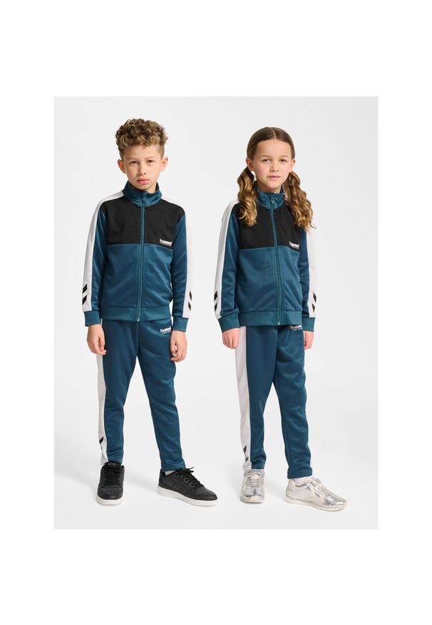 Dziecięcy dres Hummel. Okazja: na uczelnię. Kolor: wielokolorowy, niebieski, zielony. Materiał: dresówka. Styl: sportowy