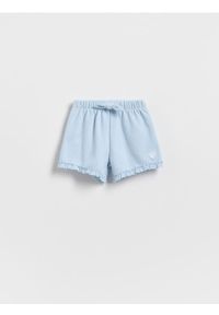 Reserved - Szorty z falbanką - jasnoniebieski. Kolor: niebieski. Materiał: dzianina, bawełna #1