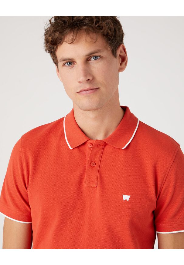 Wrangler - WRANGLER POLO SHIRT MĘSKA KOSZULKA POLO POLÓWKA PAPRIKA W7BHK4R41 112330857. Typ kołnierza: polo