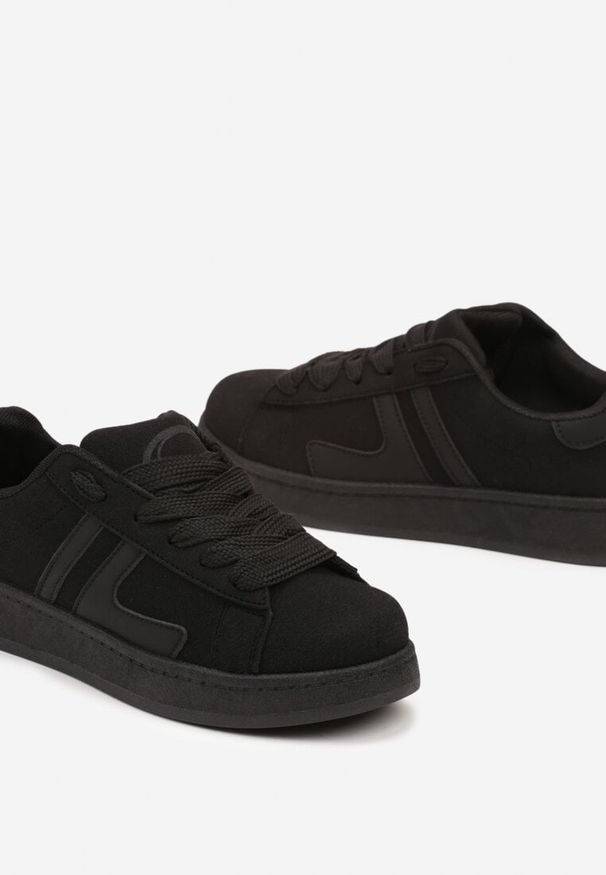 Born2be - Czarne Sznurowane Sneakersy na Płaskiej Podeszwie Ozdobione Paskami Nevirenna. Okazja: na co dzień. Zapięcie: pasek. Kolor: czarny. Materiał: jeans, skóra. Wzór: aplikacja. Obcas: na płaskiej podeszwie