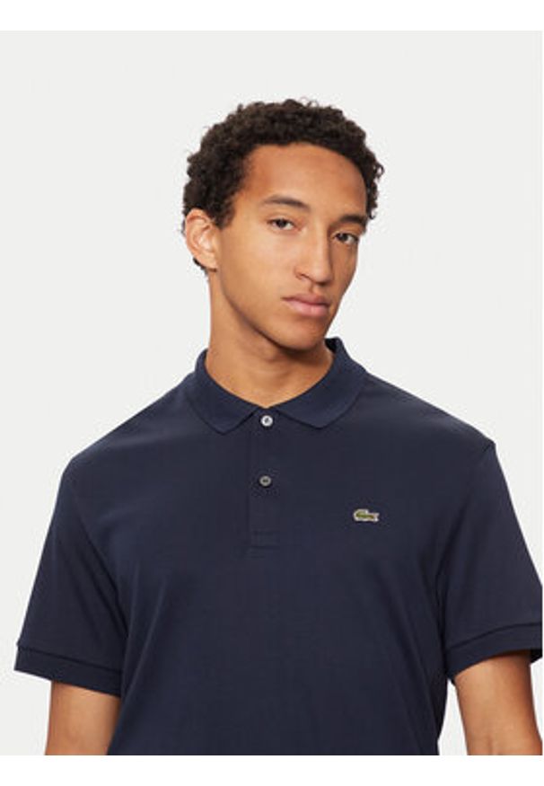 Lacoste Polo DH2050 Granatowy Regular Fit. Typ kołnierza: polo. Kolor: niebieski. Materiał: bawełna