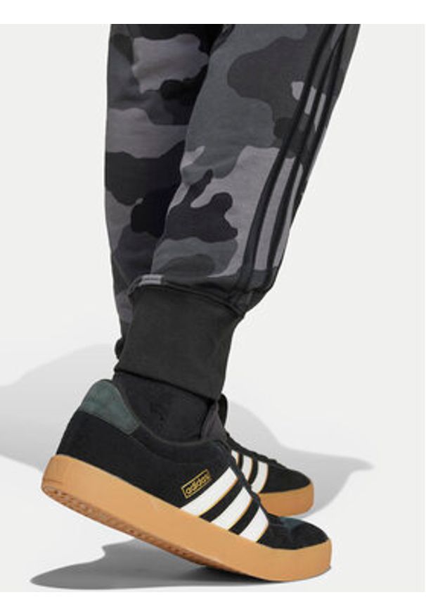 Adidas - adidas Spodnie dresowe Seasonal Essentials Camouflage IY6636 Szary Regular Fit. Kolor: szary. Materiał: syntetyk, bawełna