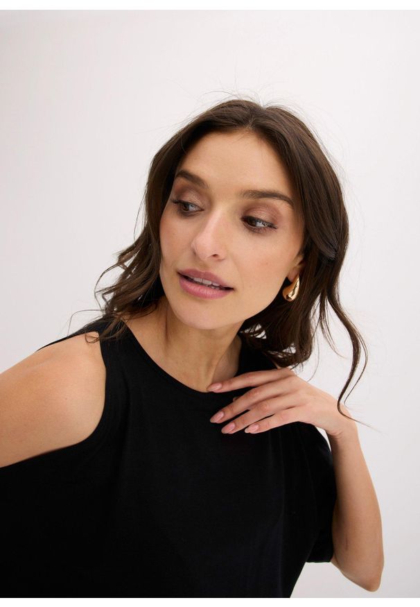 bonprix - Bluzka z wiskozy odkrytymi ramionami. Kolor: czarny. Materiał: wiskoza. Długość rękawa: krótki rękaw. Długość: krótkie