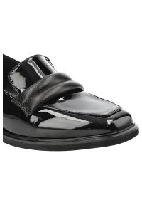 CheBello - Czarne Półbuty Chebello Eleganckie Lordsy Damskie. Okazja: na co dzień, na spotkanie biznesowe. Zapięcie: bez zapięcia. Kolor: czarny. Materiał: lakier, skóra. Szerokość cholewki: normalna. Wzór: aplikacja. Obcas: na obcasie. Styl: elegancki. Wysokość obcasa: niski #4