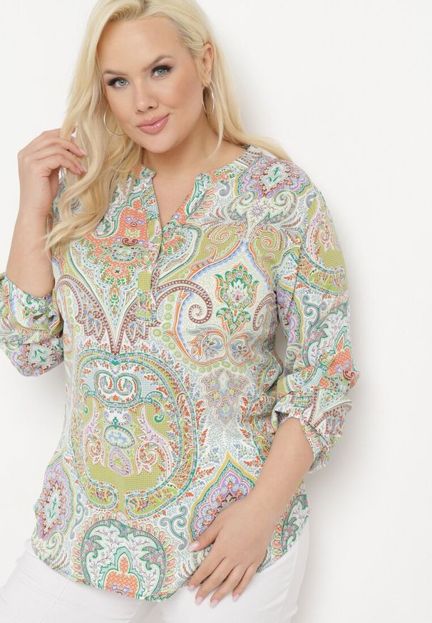 Born2be - Zielono-Beżowa Bluzka Koszula z Guzikami Przy Dekolcie w Ornamentalny Print Indafare. Okazja: na co dzień, do pracy, na spotkanie biznesowe. Kolor: zielony. Materiał: jeans. Wzór: nadruk. Styl: biznesowy, casual, elegancki