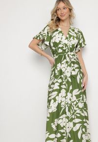 Born2be - Zielona Sukienka Rozkloszowana w Kwiatowy Print z Wiskozy Galnela. Typ kołnierza: dekolt kopertowy. Kolor: zielony. Materiał: wiskoza. Długość rękawa: krótki rękaw. Wzór: kwiaty, nadruk. Sezon: lato, wiosna. Typ sukienki: kopertowe