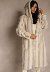 Renee - Jasnobeżowy Futrzany Płaszcz z Kapturem Zdobiony Pionowym Wzorem Elrinrahne. Typ kołnierza: kaptur. Kolor: beżowy. Materiał: futro. Długość rękawa: długi rękaw. Wzór: aplikacja. Styl: klasyczny #4