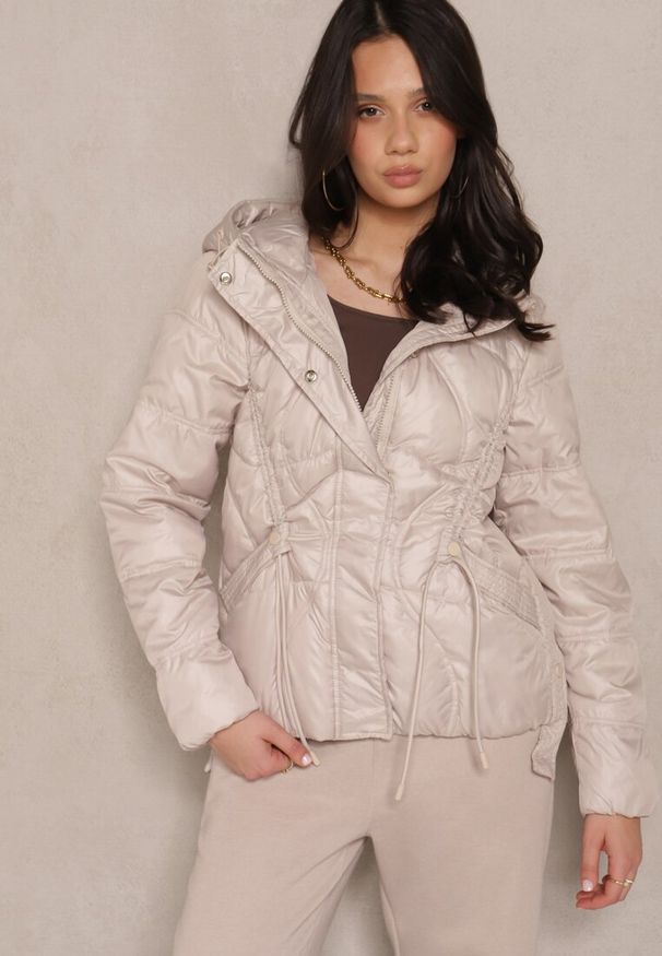 Renee - Beżowa Kurtka z Kapturem Sznurkami i Ozdobnymi Przeszyciami Karedia. Okazja: na co dzień. Typ kołnierza: kaptur. Kolor: beżowy. Materiał: jeans. Styl: sportowy, casual